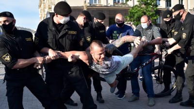 Vitrysk kravallpolis grep demonstranter i Minsk och flera andra städer på fredagen. 