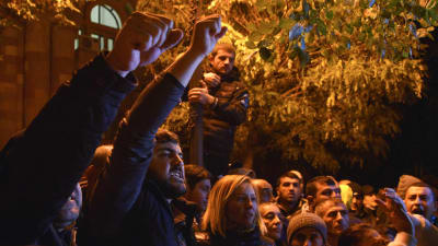 Rasande demonstranter samlades utanför regeringsbyggnaden i Armeniens huvudstad Jerevan då nyheten om fredsavtalet spreds. 