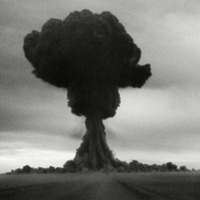 Atombombsmoln i svartvitt.