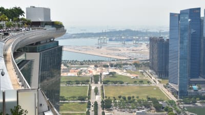 Singapores hamn omringas av skyskrapor. Många skyskrapor i Singapore har uppförts på mark som nyligen var hav. 