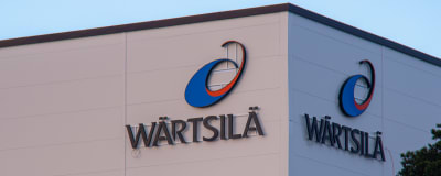 Wärtsilä logotyper på en vit fabriksfasad