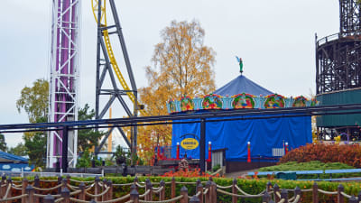 Den gamla karusellen på Borgbacken, intäckt för vintern.
