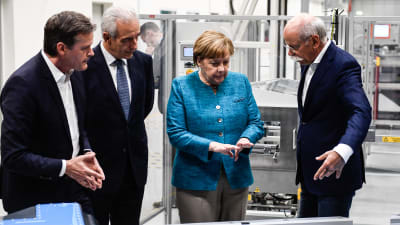 Tysklands förbundskansler Angela Merkel tillsammans med bland annat Markus Schaefe från Mercedes Benz och Dieter Zetschefrån Daimler AG. 