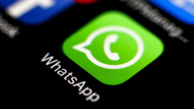 Whatsapps och Facebooks logotyper på en mobilskärm.