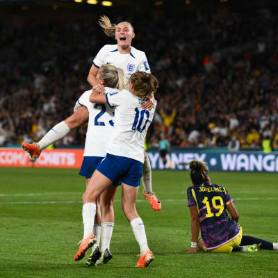 Engelska spelare jublar mot Colombia.