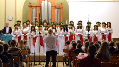 Finlands lucia och luciakören uppträder i Norsen den 13.12.2017.