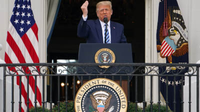Donald Trump  på Vita husets balkong talar till sina väljare 10.10.2020
