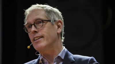 Jan Holmberg uppträder på scenen i Hanaholmens kulturcentrum.