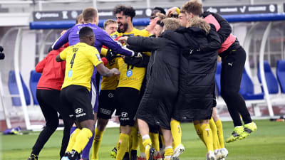 KuPS firar cupsegern 2021 efter att ha besegrat HJK i finalen.