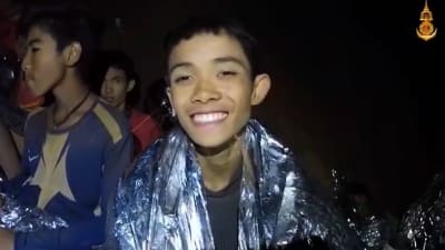 Den thailändska marinen offentliggjorde på onsdagen en ny video med pojkarna som är instängda i gruvsystemet Tham Luang i norra Thailand. 