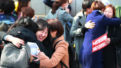 Sydkoreanska kvinnor jublar utanför grundlagsdomstolen efter att domstolen beslutat häva abortförbudet.