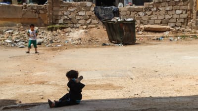 Barn i krigsskadat område i Syrien i maj 2018