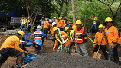 Räddningsarbetare jobbar vid grottan i Thailand