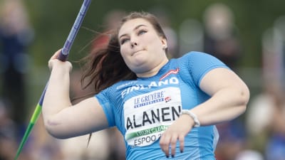 Anni-Linnea Alanen kastar spjut.