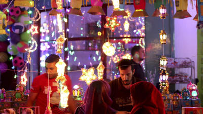 Palestinier i enklaven Gaza köper traditionella, färgglada lampor för att fira Ramadan