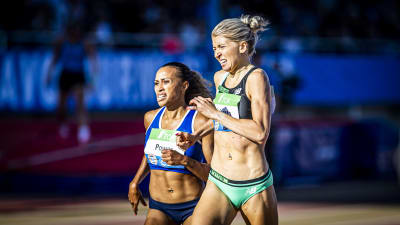 Sara Kuivisto löper före Nadia Power.