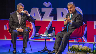 Andrej Babis och Viktor Orban sitter i stolar i en tv-studio och samtalar