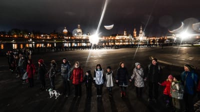 Människor bildar en kedja på minnesdagen för bombningarna av Dresden. 13.2.2019
