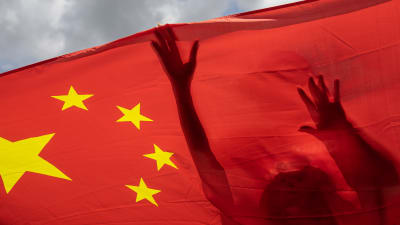 Keskushallinnon toimille myönteiset mielenosoittajat kannattelivat Kiinan lippua Hongkongissa 30. kesäkuuta 2020.