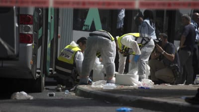 Israelisk räddningspersonal på plats efter knivattack i östra Jerusalem.