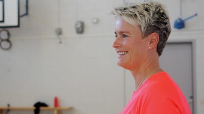 Nina Björklöf är gymnastiklärare i Vindängens skola i Esbo