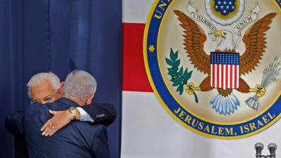 Kramande israelisk premiärminister och amerikansk ambassadör på ambassadinvigningen i Jerusalem