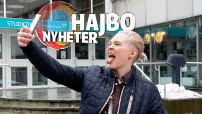 Nadine Baarman tar selfie med tungan ute och Hajbo Nytt logo.