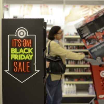 En kvinna som är ute och julhandlar under shoppingdagen "Black Friday".