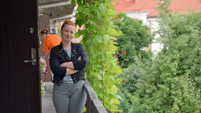Galina Zdanovitj utanför sin bostad i ett gammalt bernhardinkloster i Užupis i Vilnius.