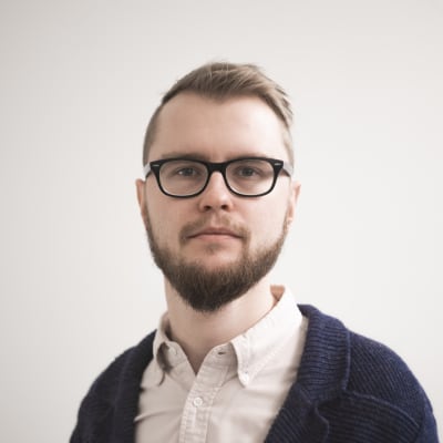 En man ser in i kameran. Han ser allvarsam ut. 
