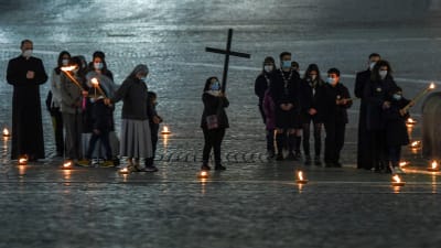 Barn och unga beskådar Via Crucis-ceremonin som leddes av påven på långfredagen 2.4.2021
