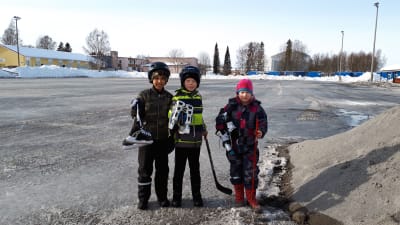  André Nordmyr, Wincent Herler och Pinja Herler på skridskobanan i Smedsby.
