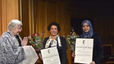 Saudiarabien och Kanada grälar bland annat om den fängslade kvinnosaksaktivisten Samar Badawi (till höger) som emottog Olof Palme priset år 2013