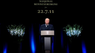 Kung Harald i talarstol vid nationell minnesceremoni i Oslo.