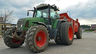 Traktor med gödselspridare.