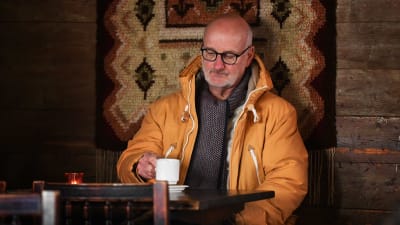 Henrik Dettmann i Gumböle kaffestuga i Esbo, januari 2022.