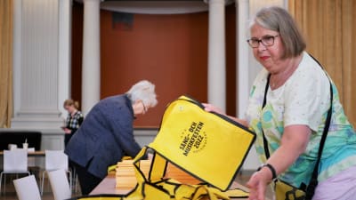 Volontärer förbereder för finlandssvenska sång och musikfesten 2022.