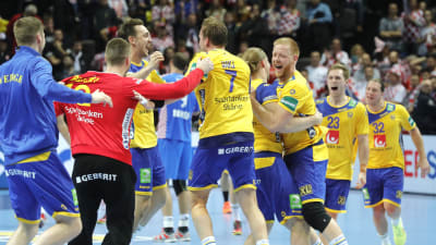 Sveriges spelare firar segern över Kroatien, EM 2018.