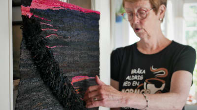 Ann Jonasson kombinerar ryatekniken med andra handarbetstekniker.