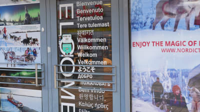 Dörr med välkommen på flera språk för turister