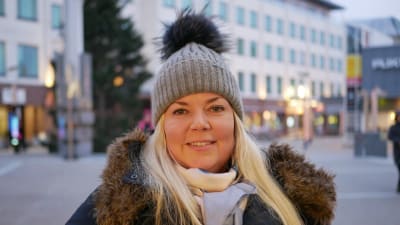 Kvinna med vinterkläder på Rovaniemi torg