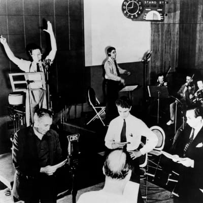 Orson Welles vid inspelningen av radioprogram War of the worlds, baserat på H.G. Wells pjäs, 1938.