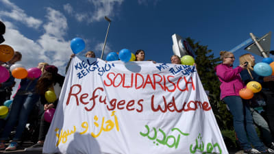 Flyktingar välkomnas i Kiel.