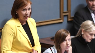 Kommun- och omsorgsminister Sirpa Paatero under riksdagens frågetimme 5.9.2019. Bredvid henne ministrarna Li Andersson och Maria Ohisalo