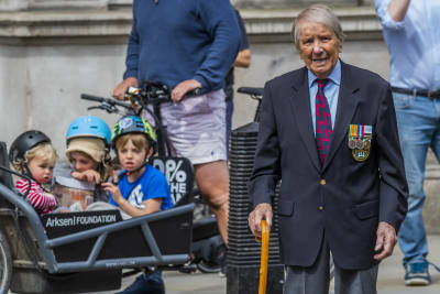 Krigsveteran vid The Cenotaph i London.