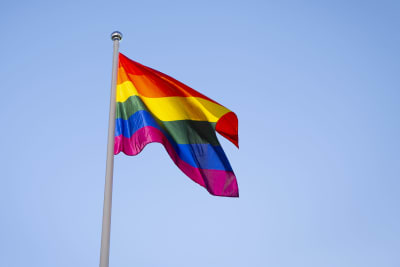 En regnsbågsfärgad flagga.
