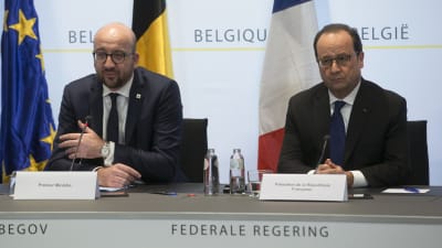 Frankrikes president François Hollande (till höger) och Belgiens premiärminister Charles Michel höll presskonferens i Bryssel den 18 mars 2016.