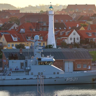 Ett militärfartyg ligger förankrat i Rönne, Bornholm.