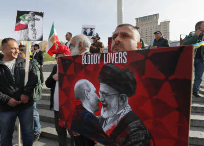 Exiliranier deltar i en protest mot iransktillverkade drönare.