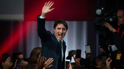 Kanadas premiärminister Justin Trudeau vinkar till publiken och pressen då hans valseger firas i Montreal.